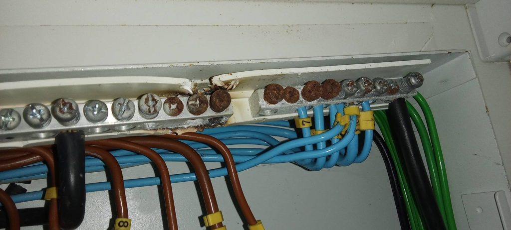 จุดต่อสายไฟที่หัวน้อตสนิมขึ้น