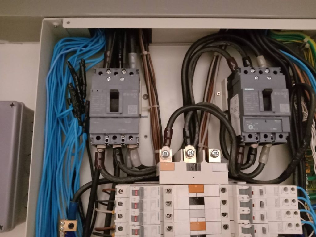 เมนเบรกเกอร์