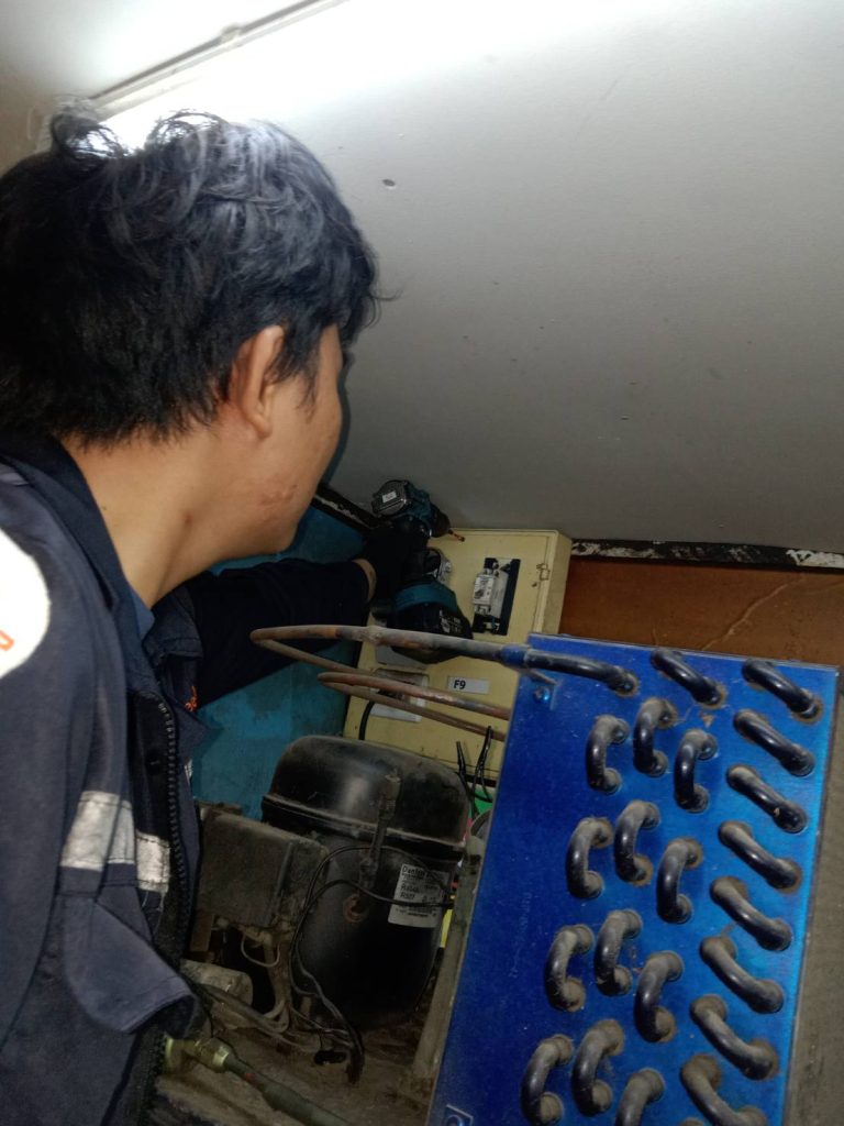 ช่างไฟฟ้าตรวจเช็กตู้ไฟเก่า