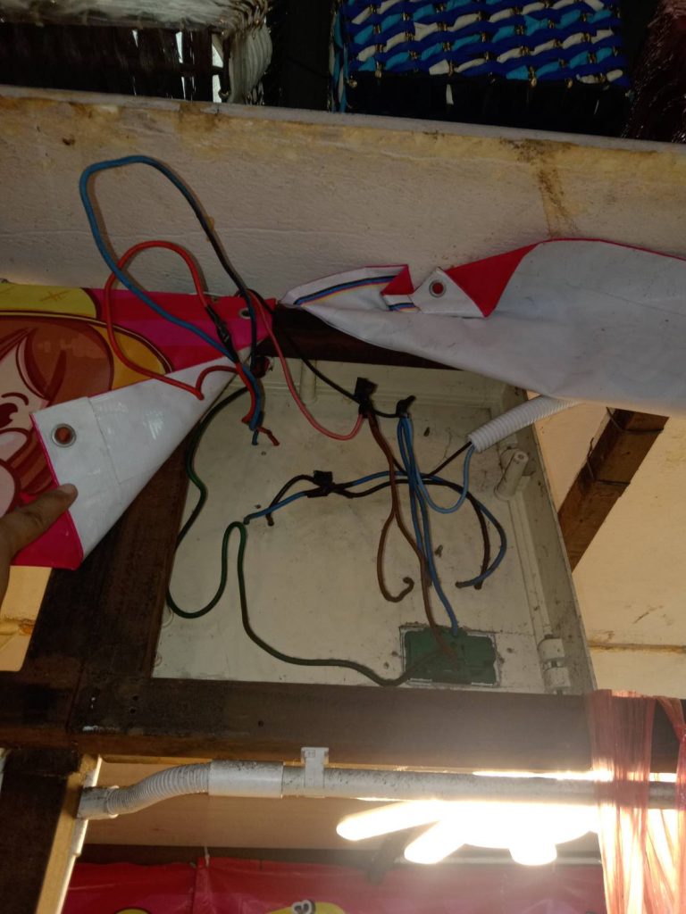 ช่างไฟฟ้าตรวจเช็กตู้ไฟเก่า