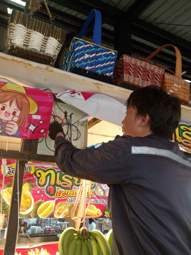 ช่างไฟฟ้าตรวจเช็กตู้ไฟเก่า