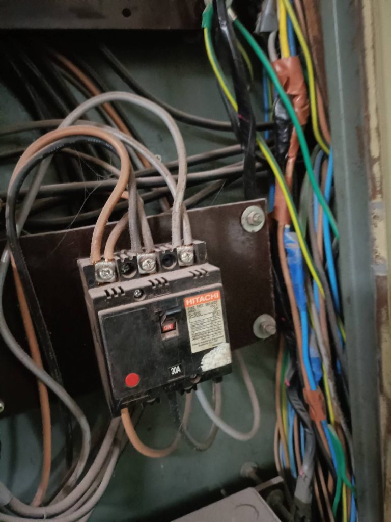 เมนเบรกเกอร์