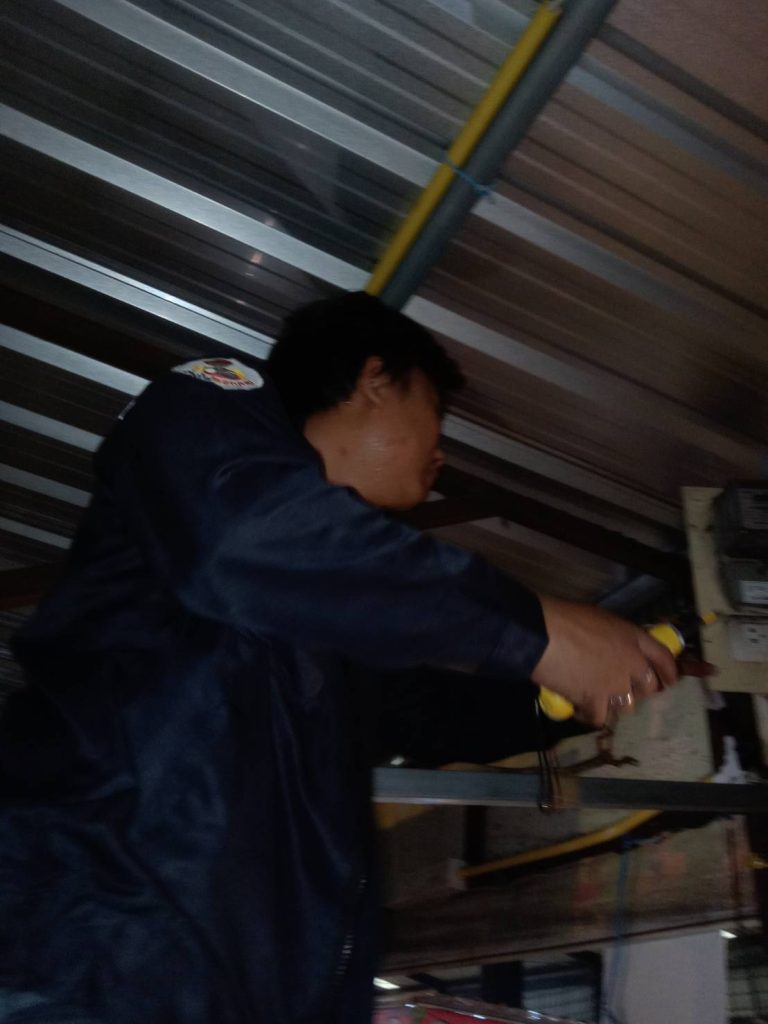 ช่างไฟฟ้าตรวจเช็กตู้ไฟเก่า