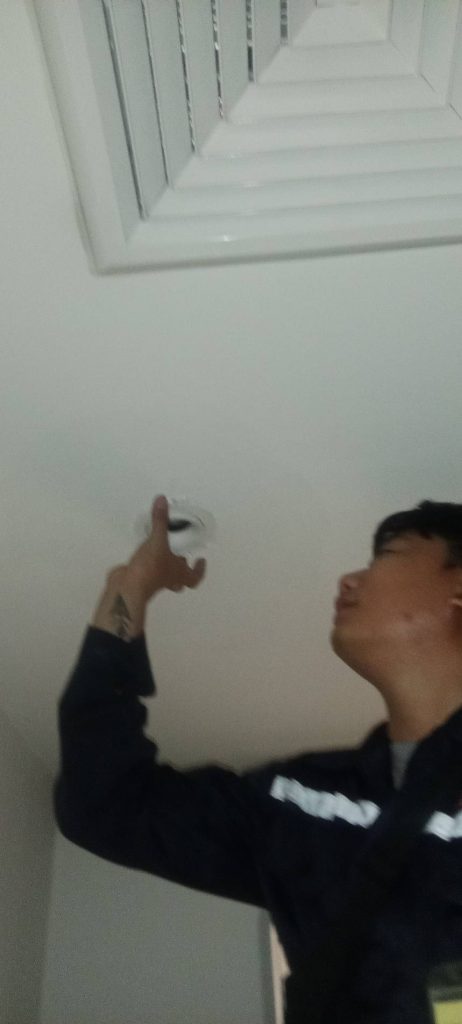 ช่างไฟฟ้าตรวจเช็กดาวน์ไลท์