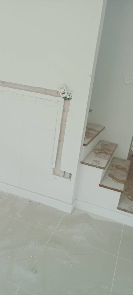 กรีดปูนฝังสายไฟ