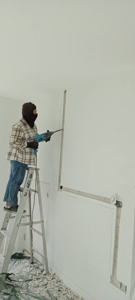 กรีดปูนฝังสายไฟ