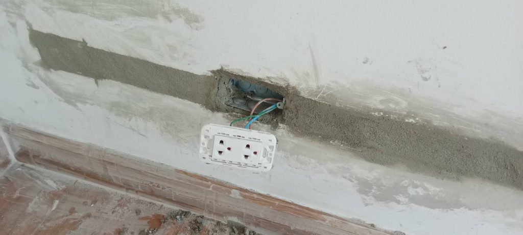 กรีดผนังฝังท่อสายไฟ