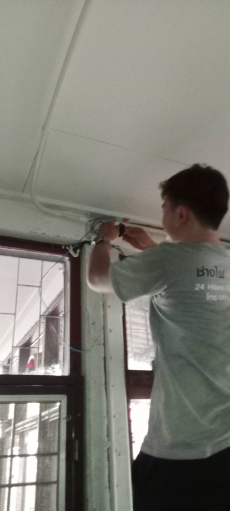 เดินท่อร้อยสายไฟติดตั้งปลั๊ก