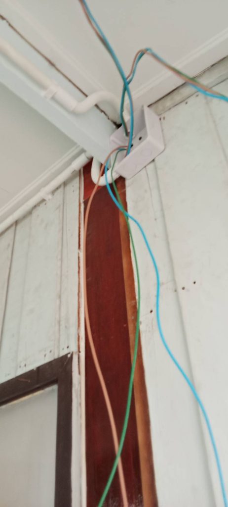 เดินท่อร้อยสายไฟ