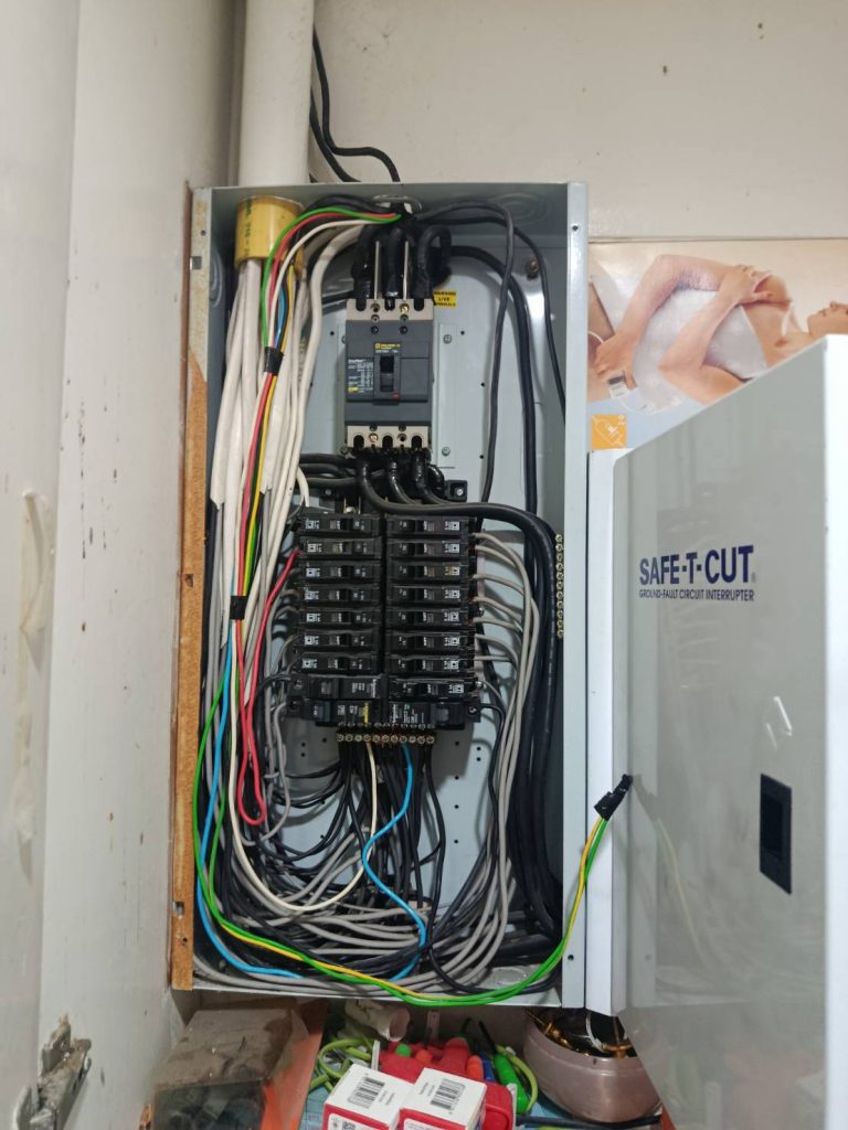 ช่างไฟตรวจเช็กตู้โหลดเซ็นเตอร์