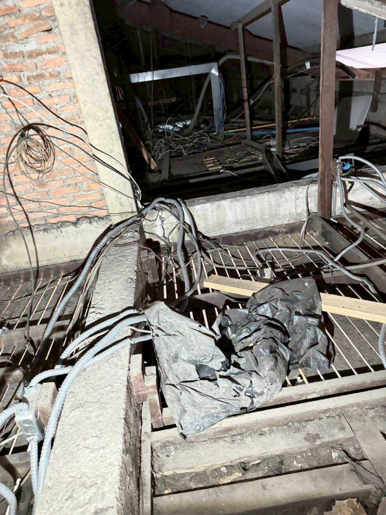 การเดินสายไฟใต้ฝ้าของเก่า