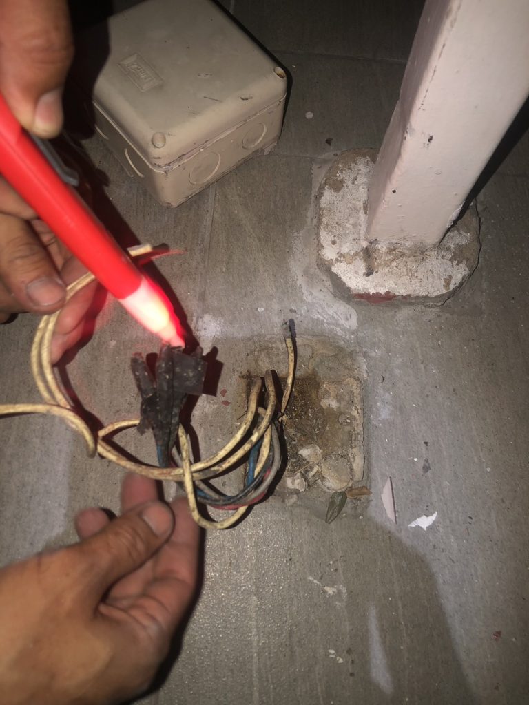 ตรวจเช็กสายไฟในกล่องพักสายไฟ