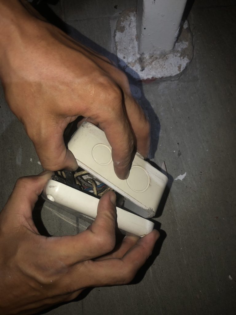 ตรวจเช็กสายไฟในกล่องพักสายไฟ