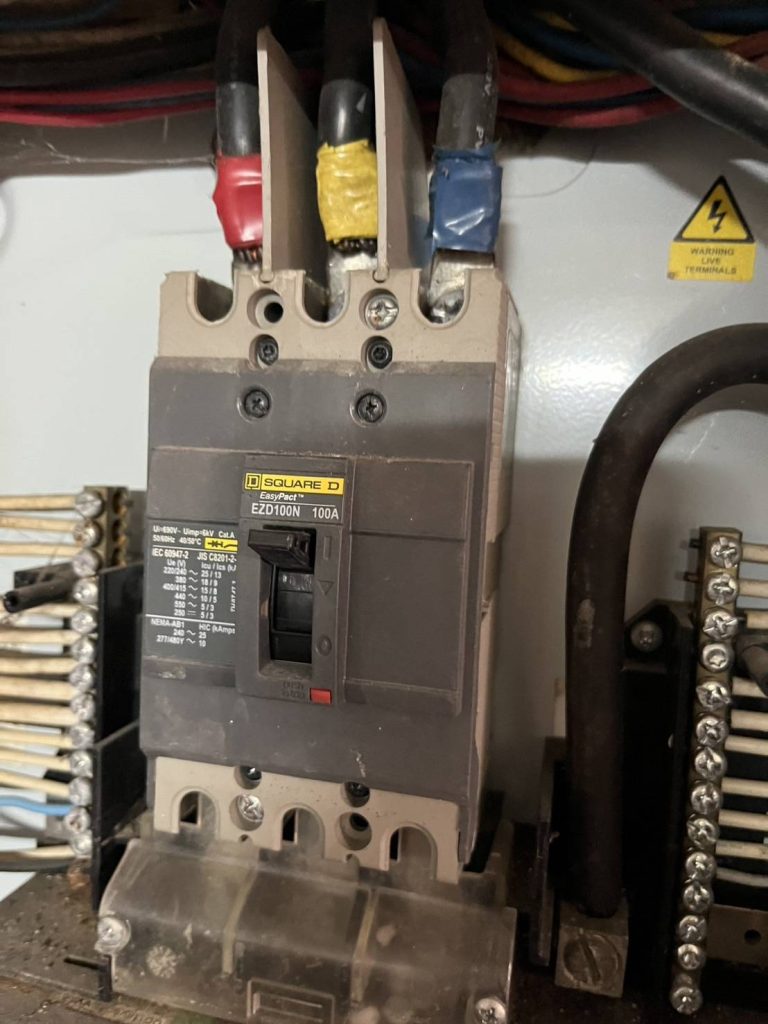 เมนเบรกเกอร์