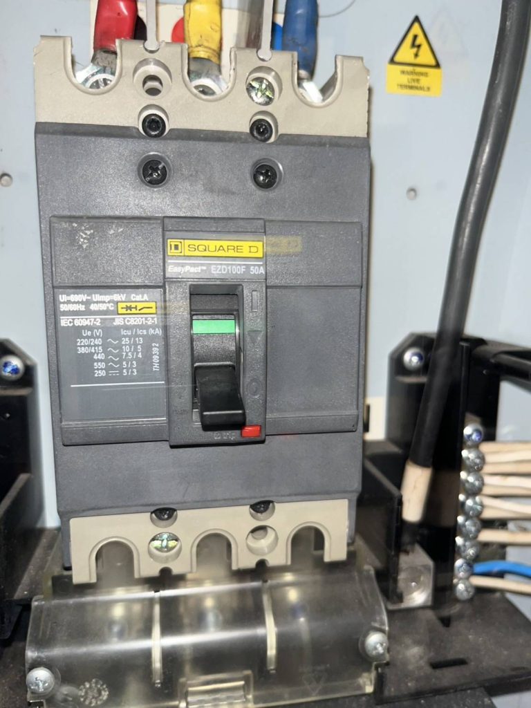 เมนเบรกเกอร์ในตู้โหลดเซ็นเตอร์