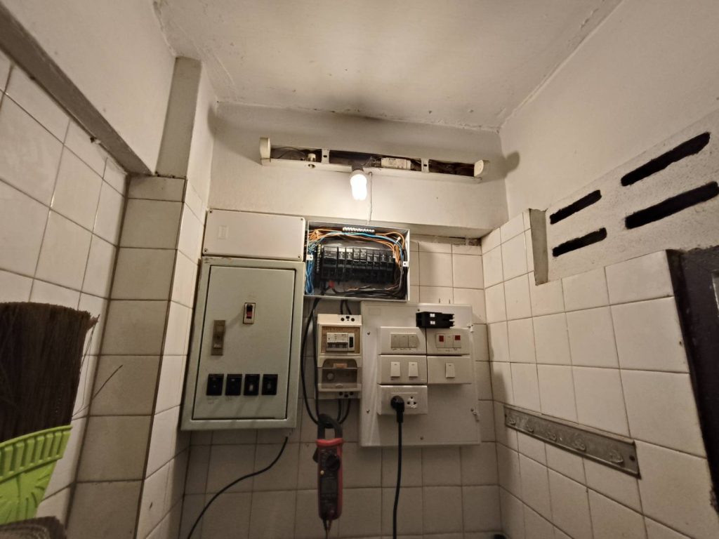 แผงควบคุมไฟฟ้า