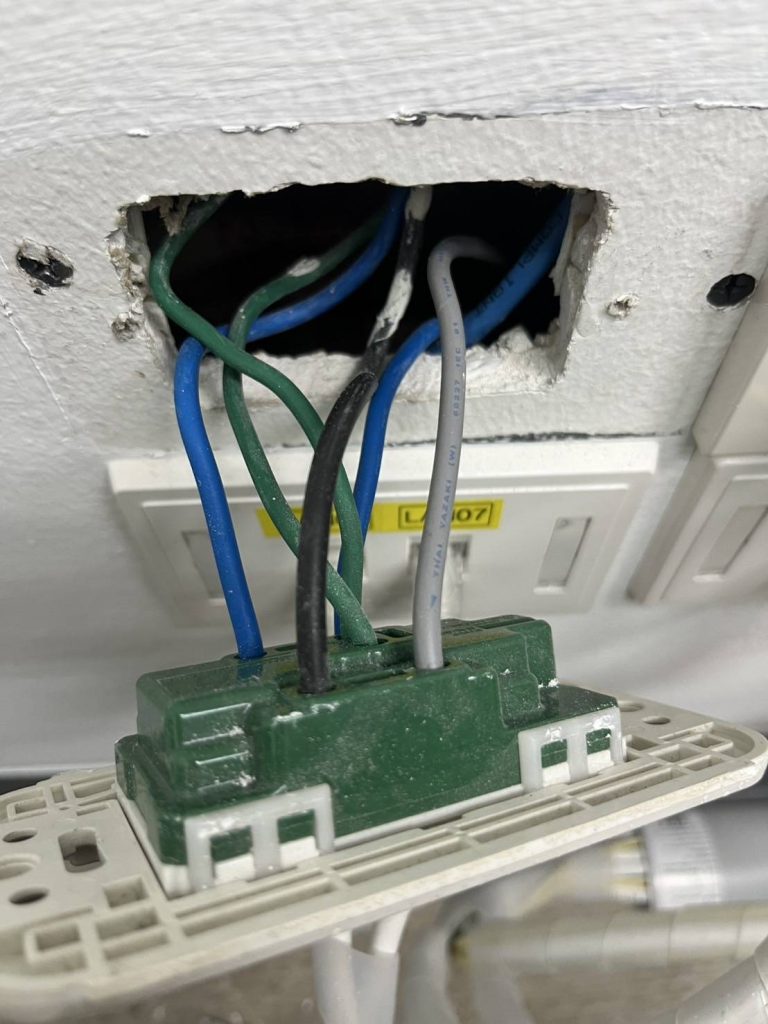 รื้อปลั๊กเช็กสายไฟ