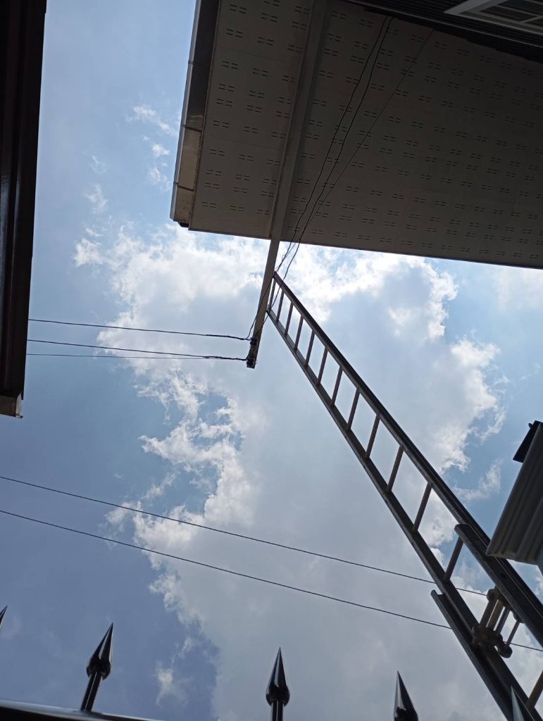 พาดบันไดเตรียมเช็กสายเมน