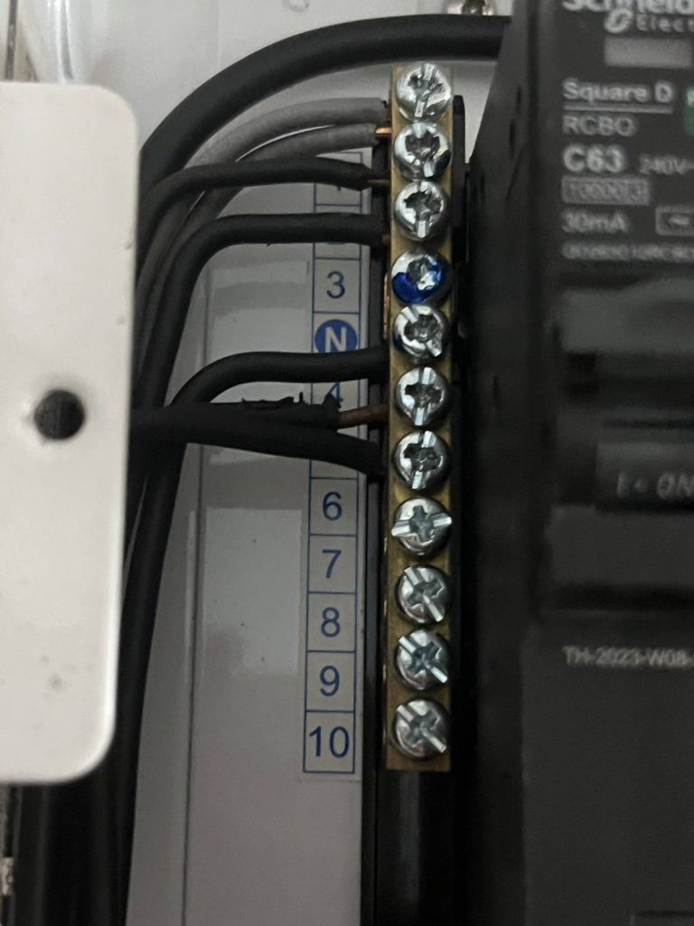 จุดต่อสายไฟในตู้คอนซูมเมอร์