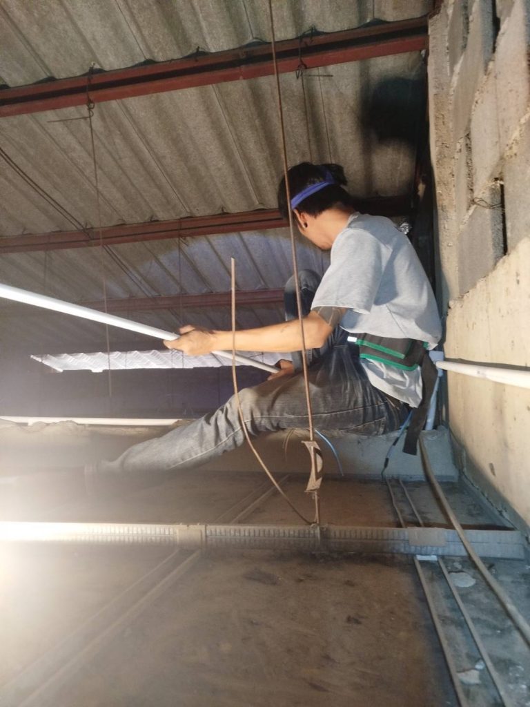 ปีนฝ้าเดินท่อร้อยสาย