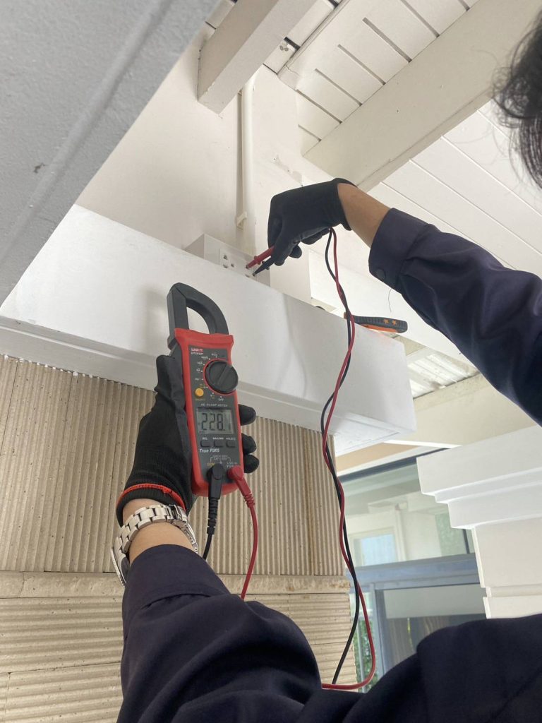 วัดแรงดันไฟฟ้าปลั๊ก