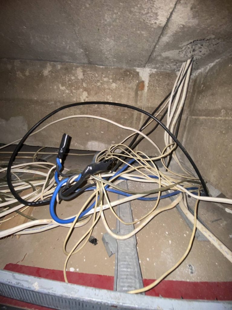 แนวท่อสายไฟบนฝ้า