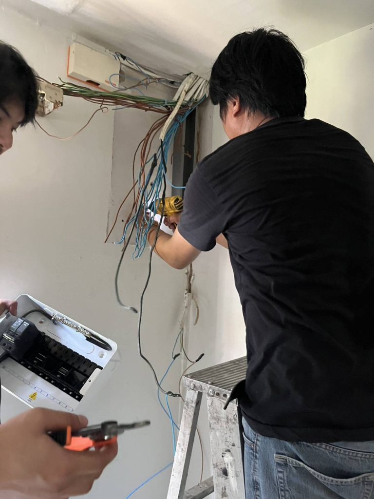 เดินสายไฟเตรียมติดตั้งตู้คอนซูมเมอร์