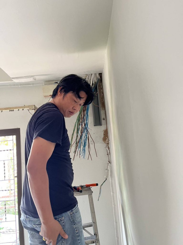 เดินสายไฟเตรียมติดตั้งตู้คอนซูมเมอร์