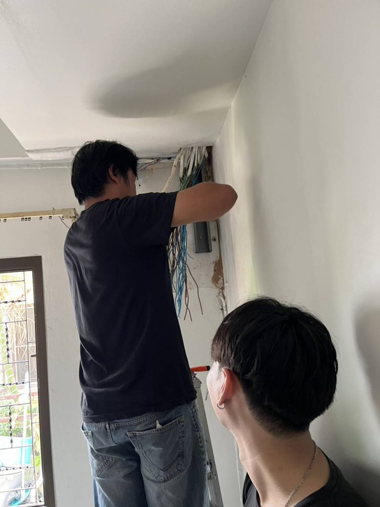 เดินสายไฟเตรียมติดตั้งตู้คอนซูมเมอร์