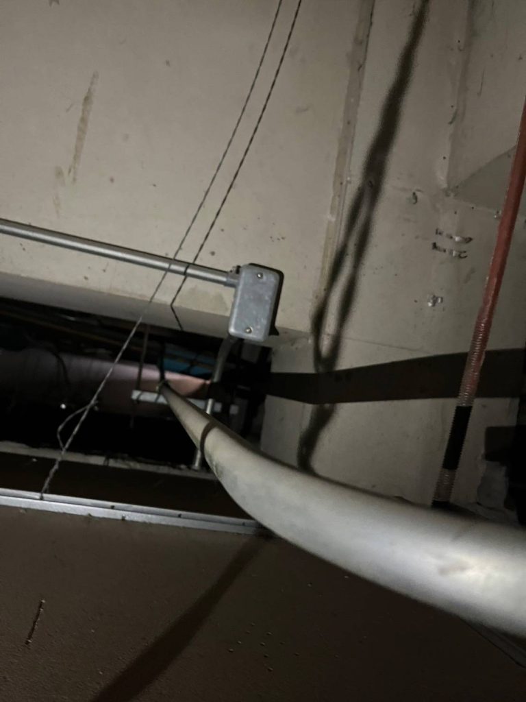 แนวท่อสายไฟและกล่องพักสาย