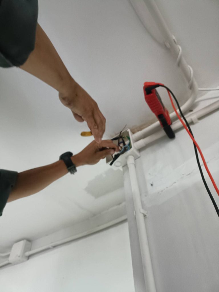 เช็กสายไฟในกล่องพักสายไฟ