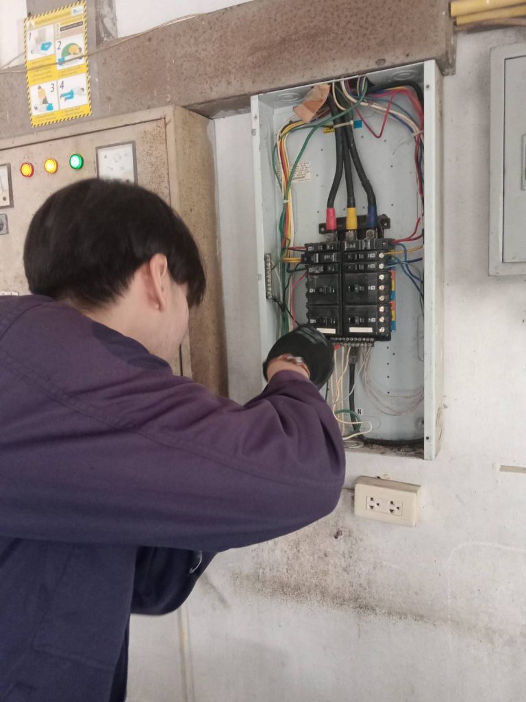 ตรวจเช็กตู้ไฟ