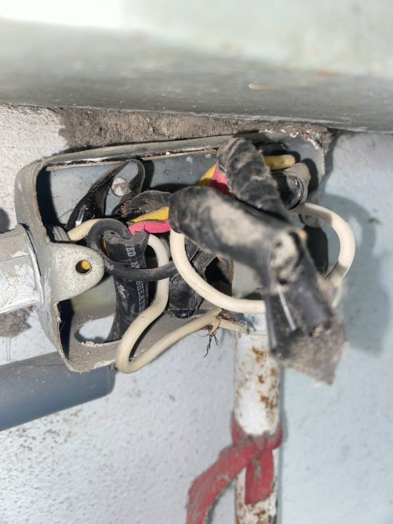 สายไฟในกล่องพักสายไฟ