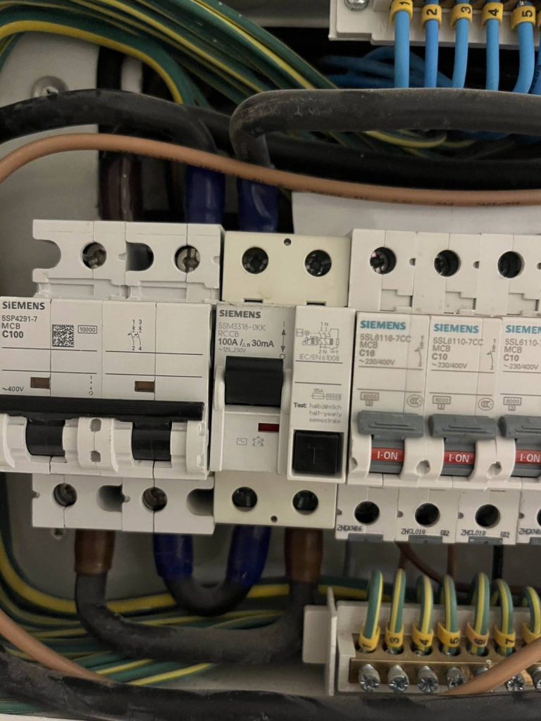 เบรกเกอร์ในตู้คอนซูมเมอร์