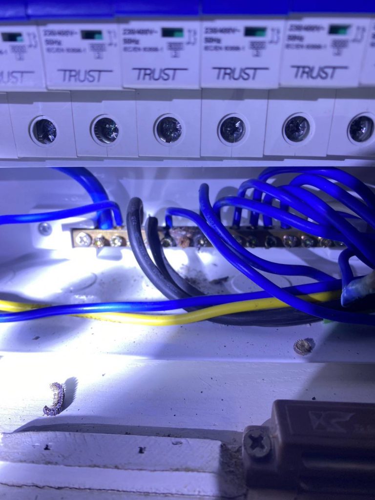 สายไฟชำรุดในตู้คอนซูมเมอร์