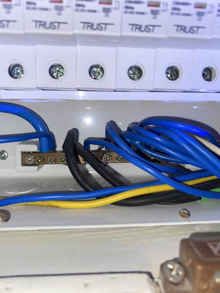 สายไฟในตู้คอนซูมเมอร์