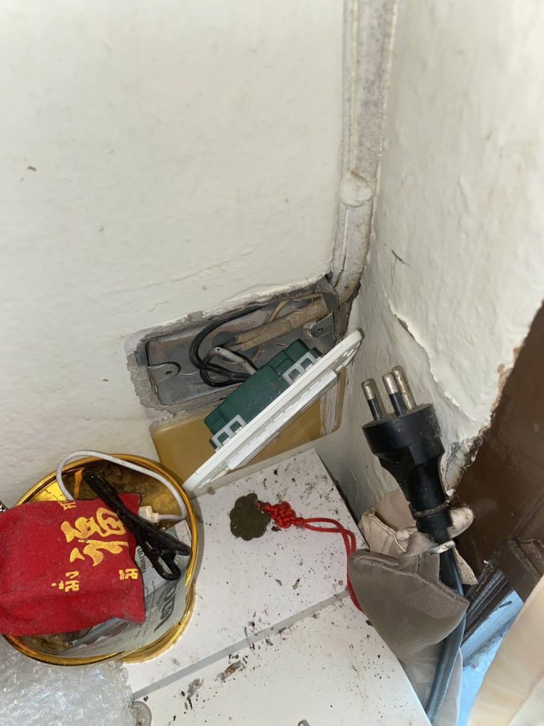 สายไฟชำรุดในปลั๊กไฟ