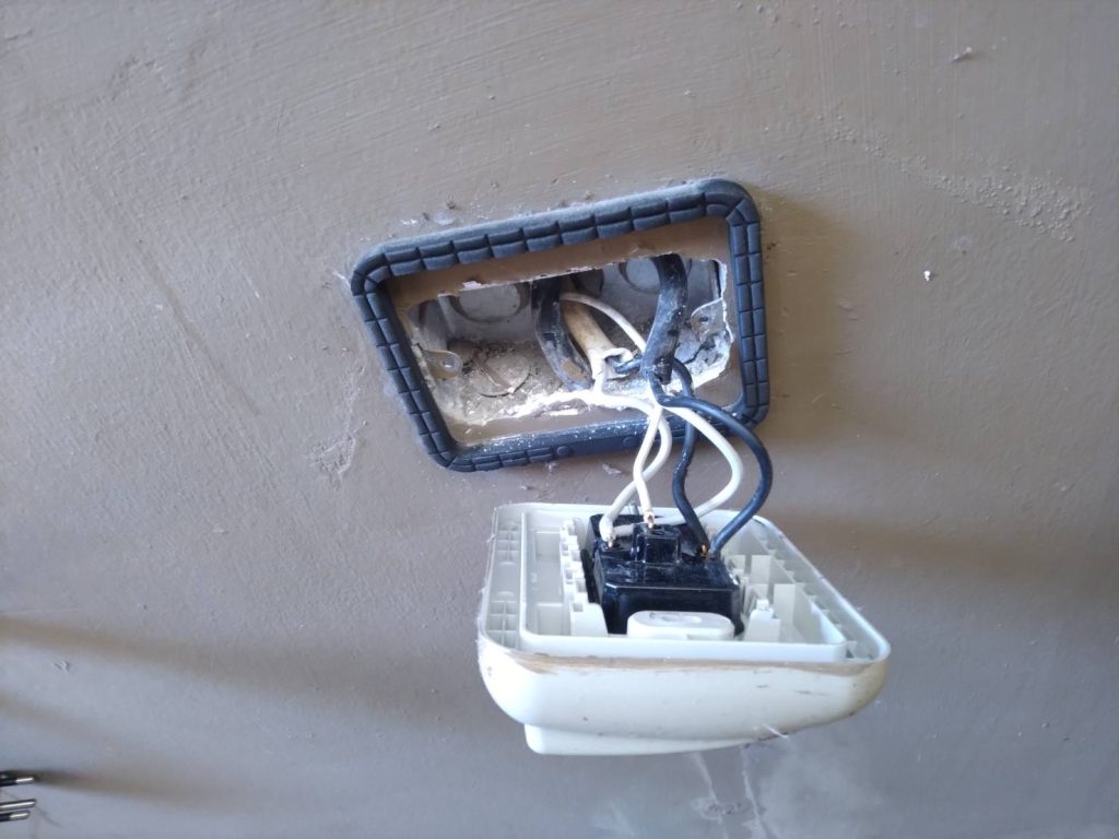 รื้อปลั๊กเช็กสายไฟ