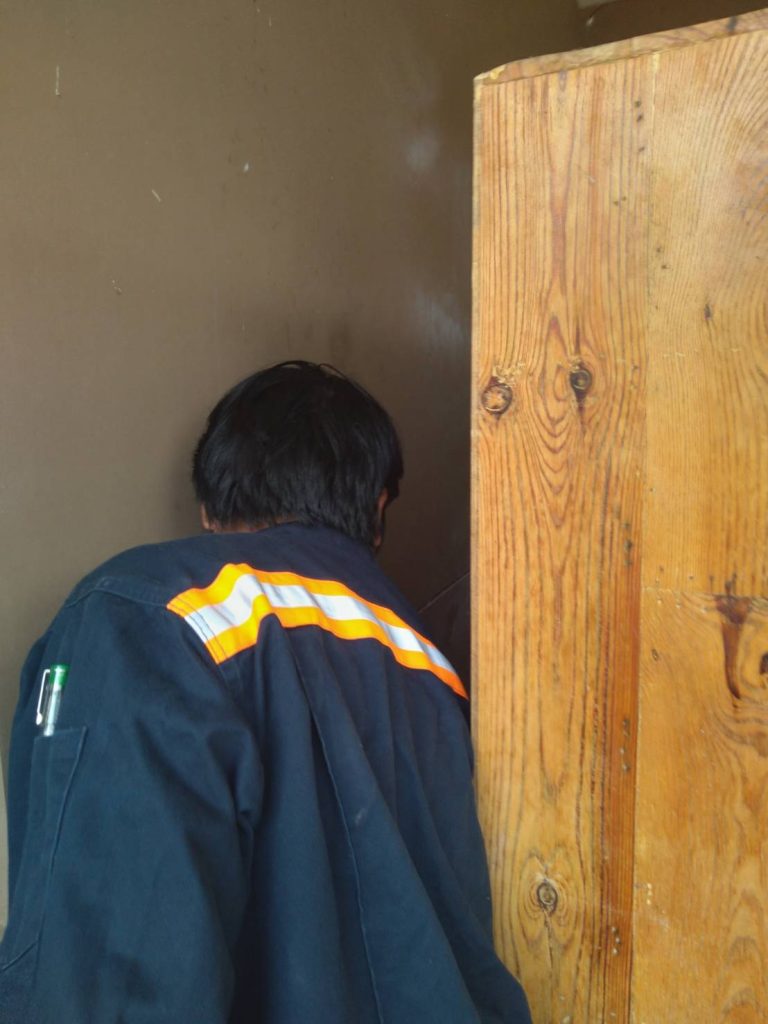 ช่างเข้าตรวจเช็กปลั๊กไฟ