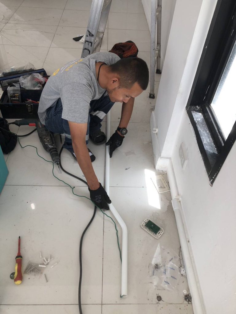 เดินท่อร้อยสายติดตั้งปลั๊กไฟ