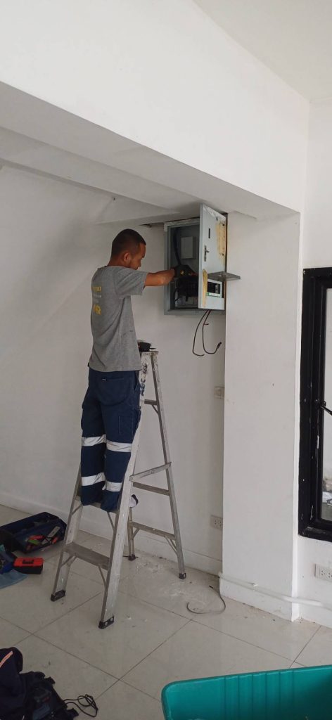 เดินสายไฟเข้าตู้โหลดเซ็นเตอร์