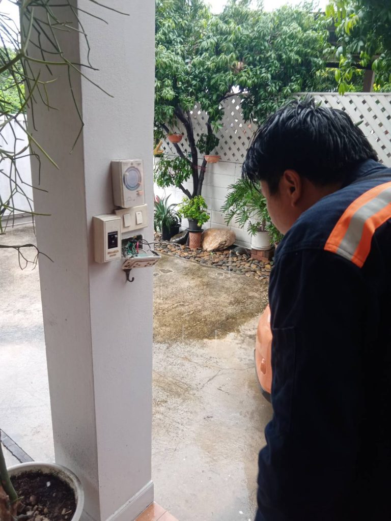 ตรวจเช็กปลั๊กไฟ