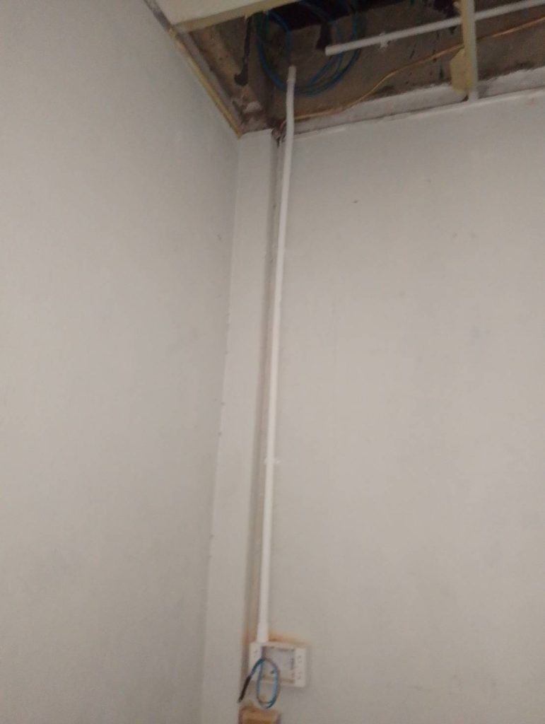 เดินท่อร้อยสายไฟติดตั้งปลั๊ก