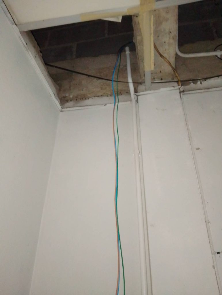 เดินท่อร้อยสายไฟติดตั้งปลั๊ก