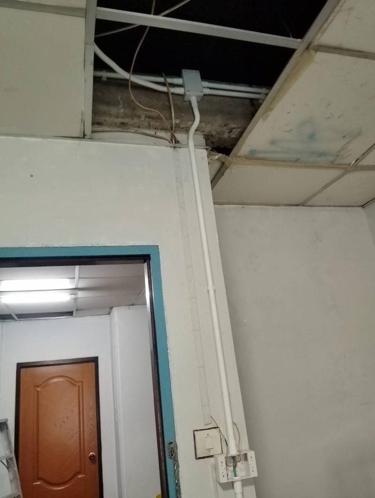 เดินท่อร้อยสายไฟติดตั้งปลั๊ก