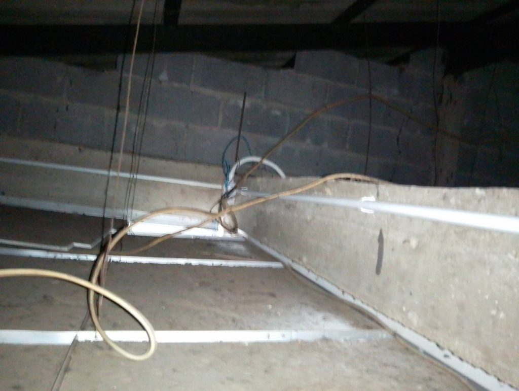 เดินท่อร้อยสายไฟติดตั้งปลั๊ก