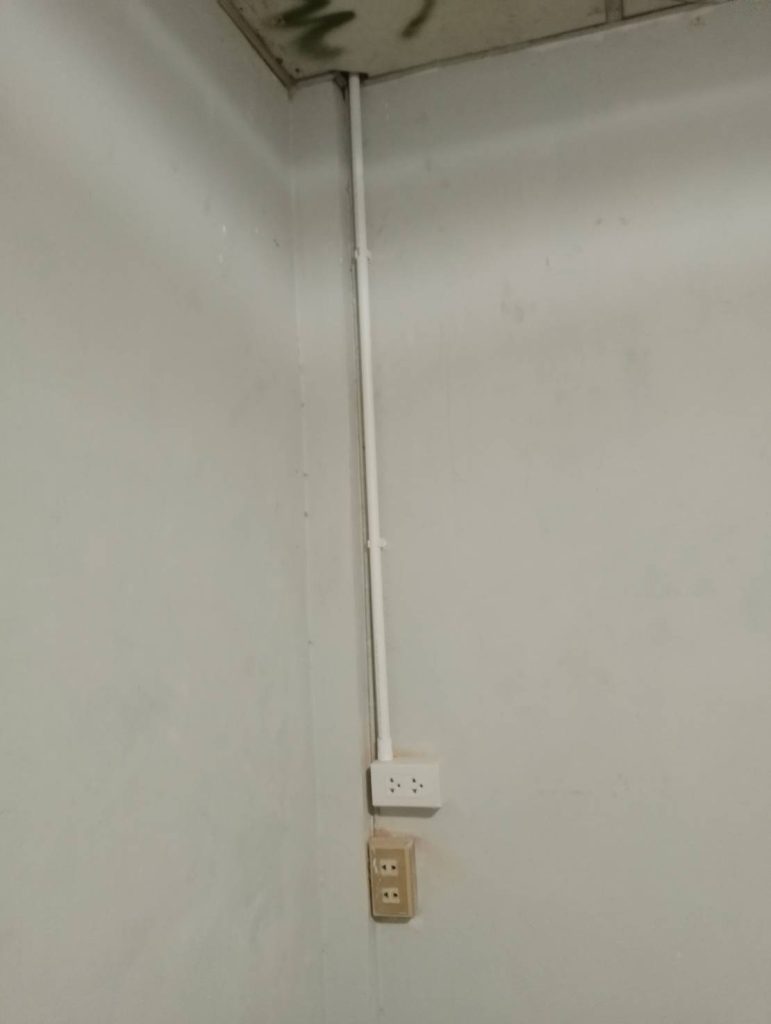 เดินท่อร้อยสายไฟติดตั้งปลั๊ก