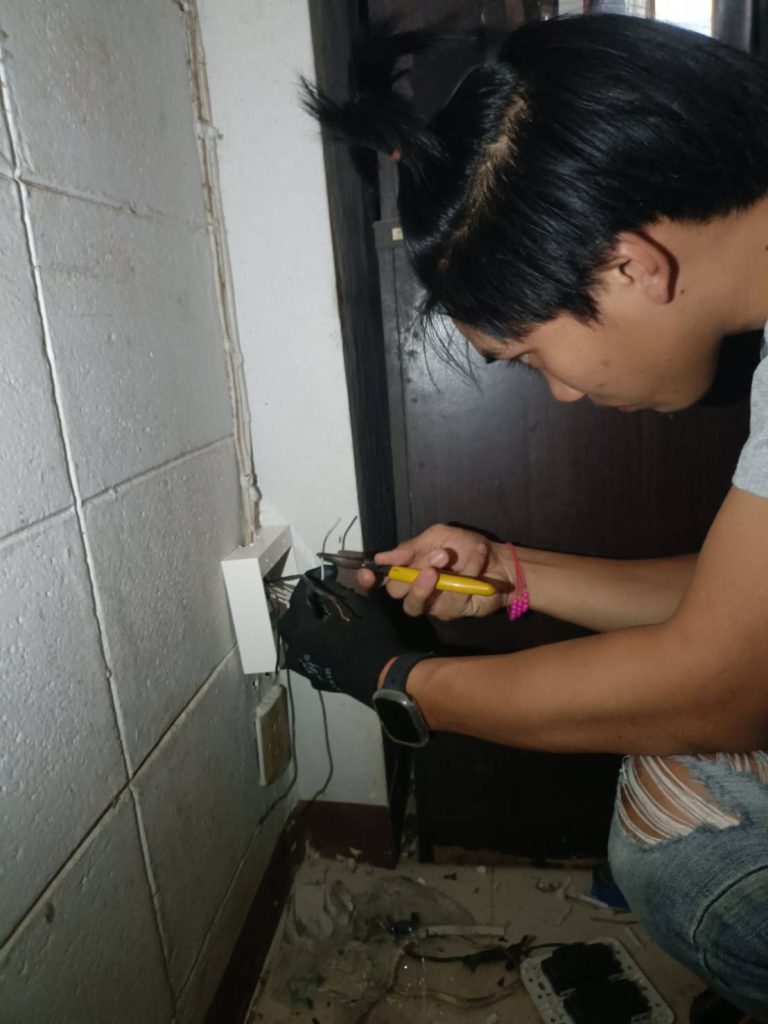 ซ่อมปลั๊กไฟ