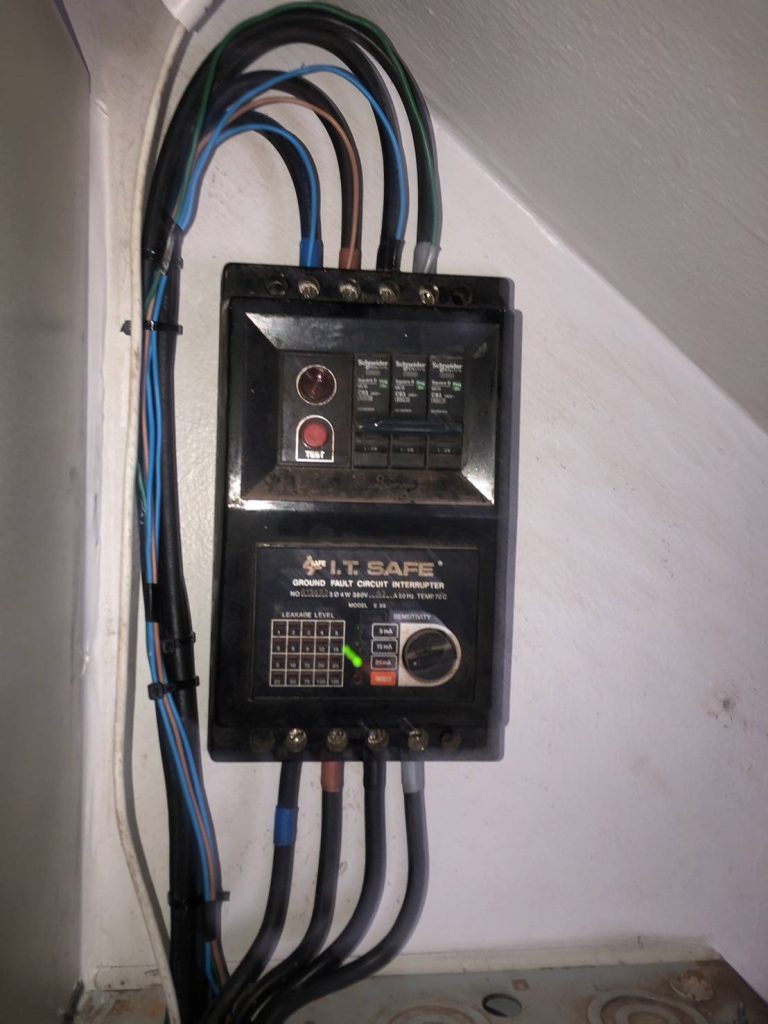 เบรกเกอร์ตัดไฟอัตโนมัติ