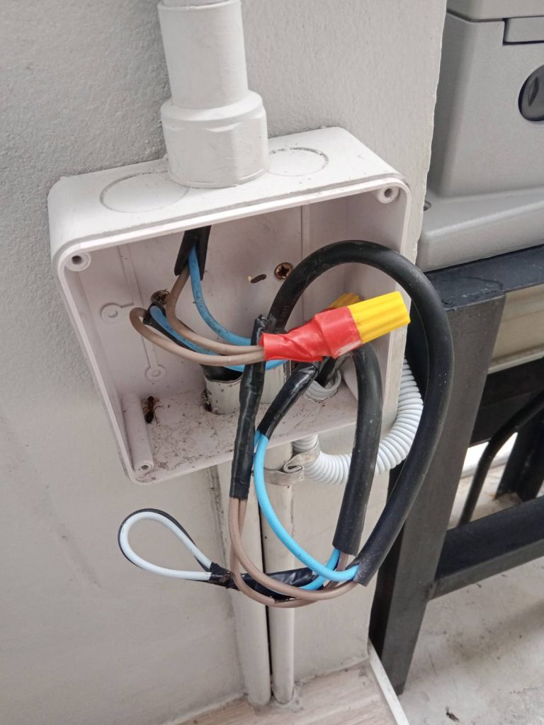 เช็กสายไฟในกล่องพักสายไฟ